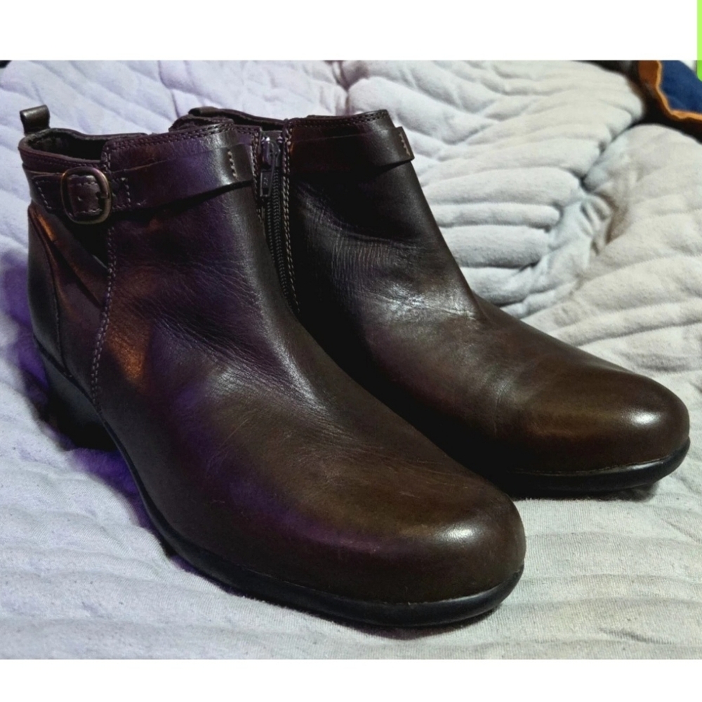 Clarks Brown Leather Block Heel Buckle Zip Ankle Bootie Women's 9.5M 26102676